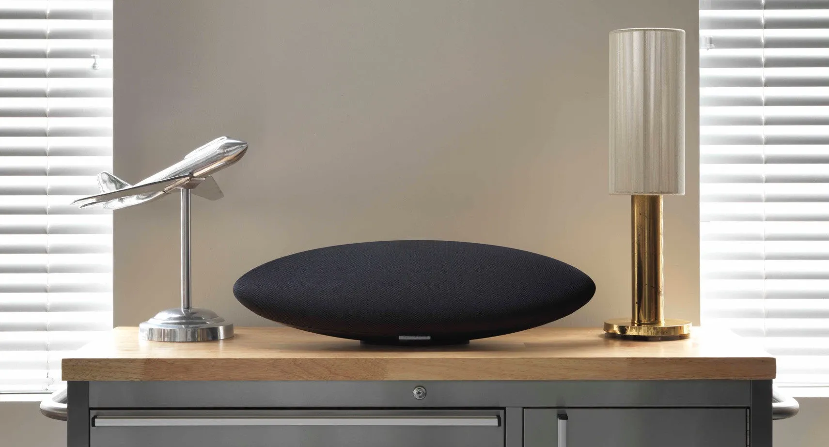 Belaidė garso kolonėlė Bowers & Wilkins Zeppelin Wireless su Bluetooth